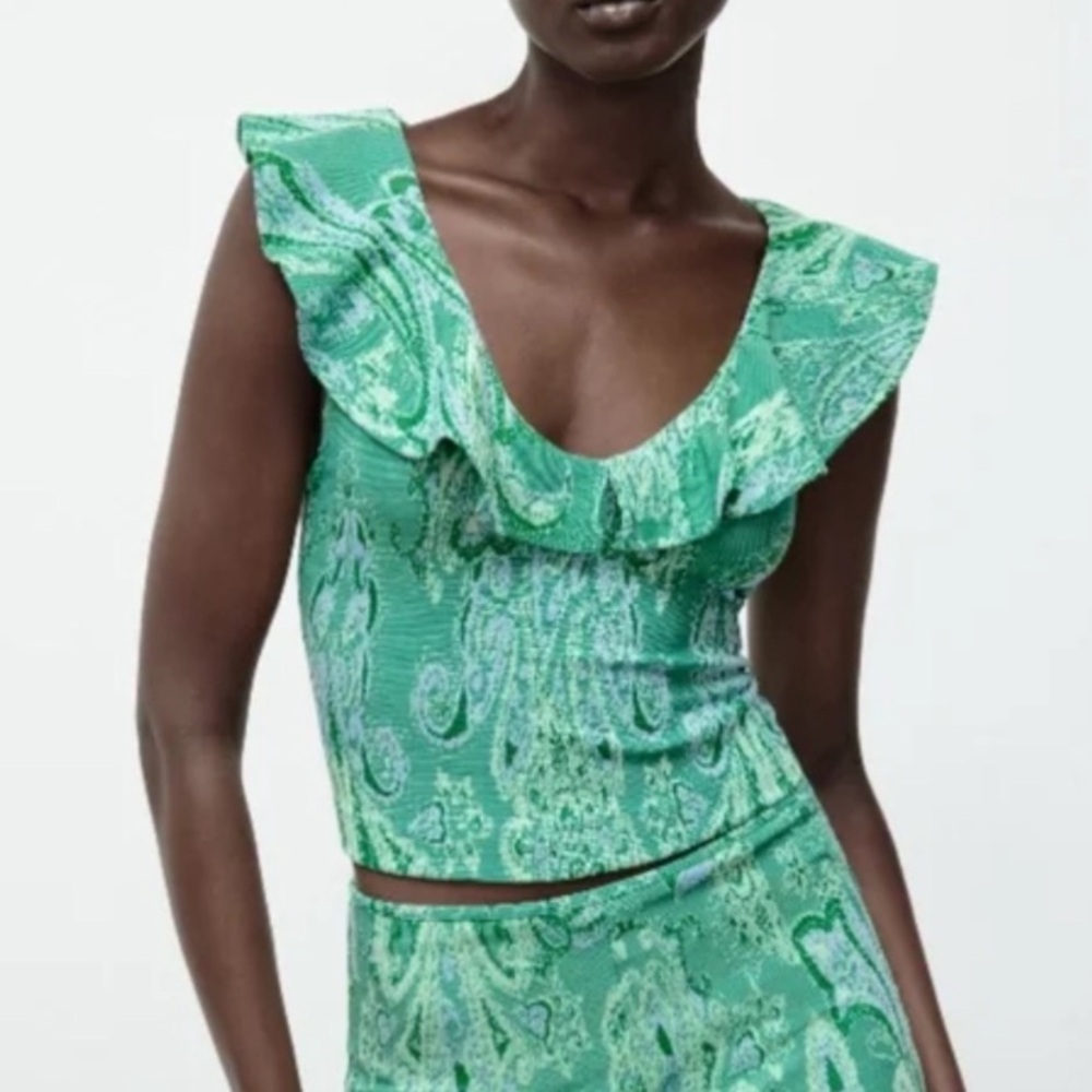 💗NWOT - Zara - Green Jaquard Ruffle Neckline Crop Scoopneck Top
